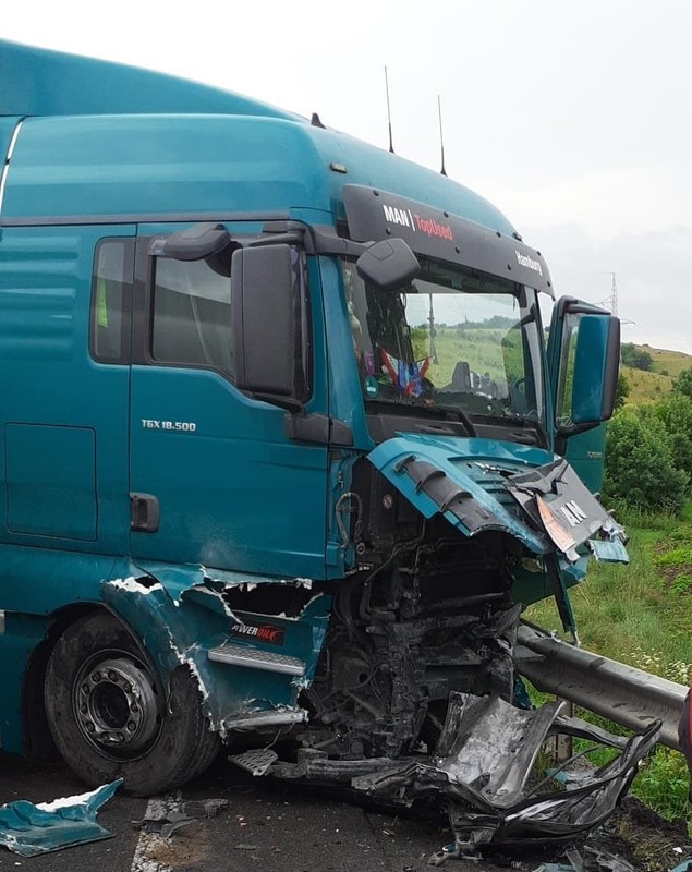 Un morman de fiare a rămas din mașina în care au murit doi tineri, după ce șoferul a intrat pe contrasens într-o cisternă, pe DN1, în Cluj