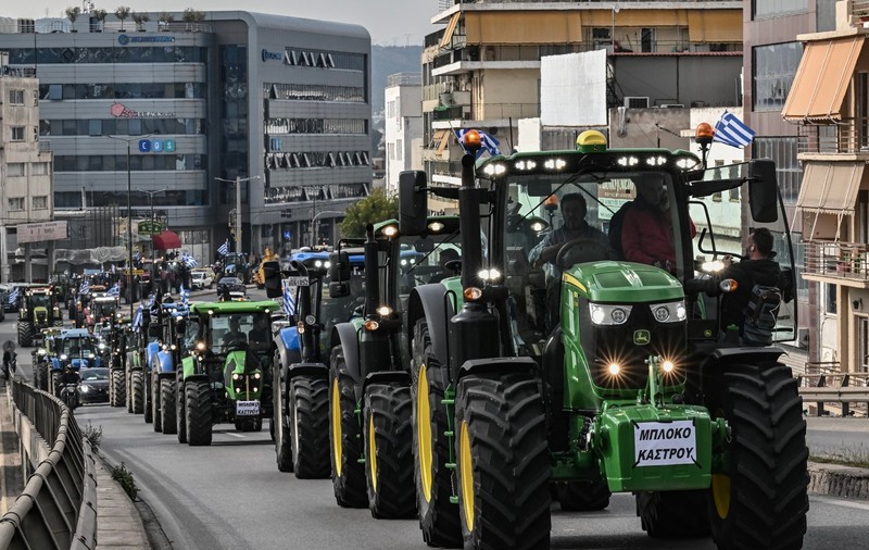 Fermierii greci intră cu tractoarele în Atena pentru a protesta față de creșterea costurilor. Premier: „Nu mai avem nimic de dat”