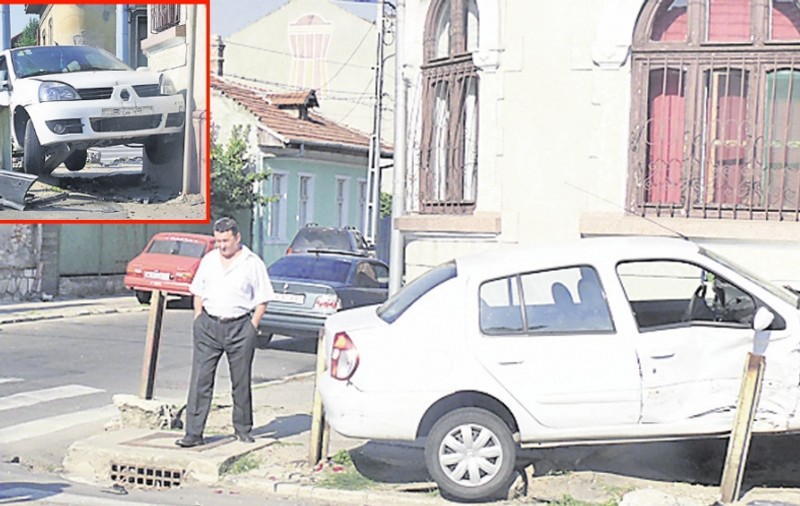Şi-a înconjurat casa cu stâlpi ca să nu mai intre maşinile în ea