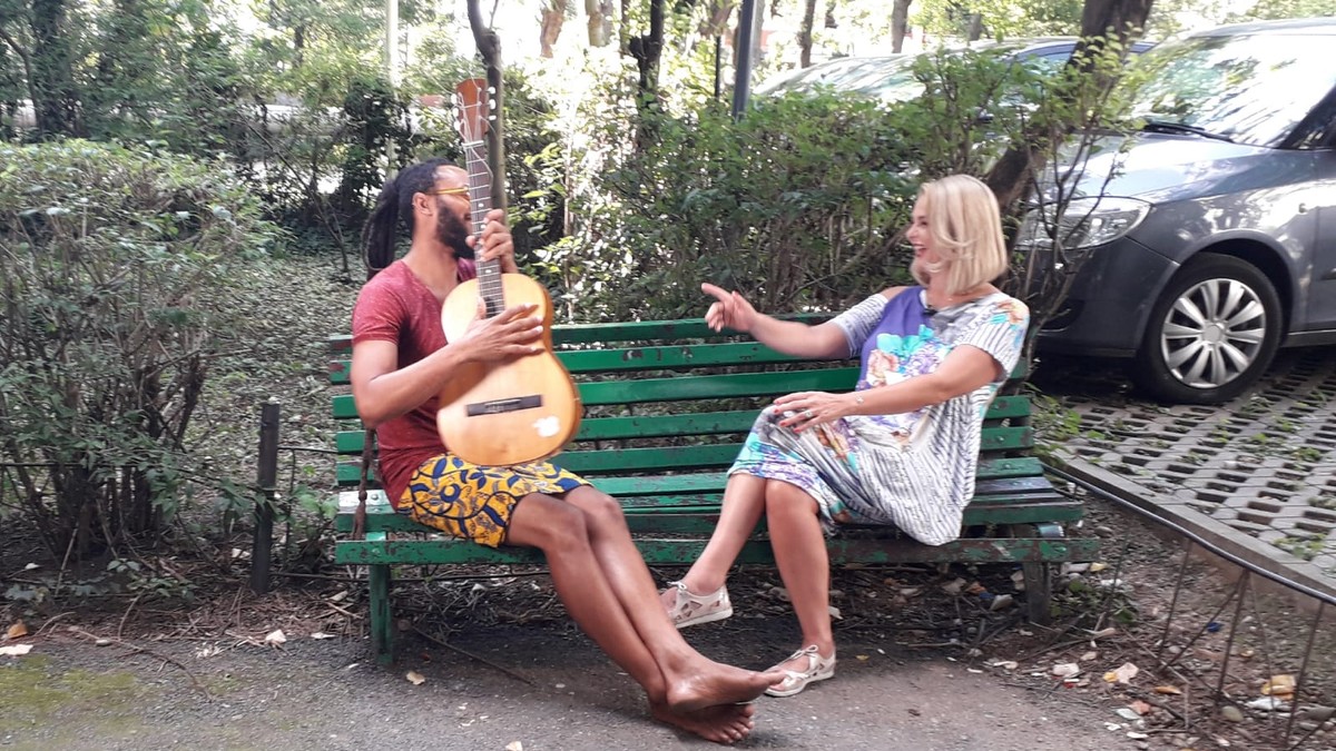 Cel mai faimos muzician ghanez, născut în România. Wanlov the Kubolor și Iuliana Marciuc, pe o bancă