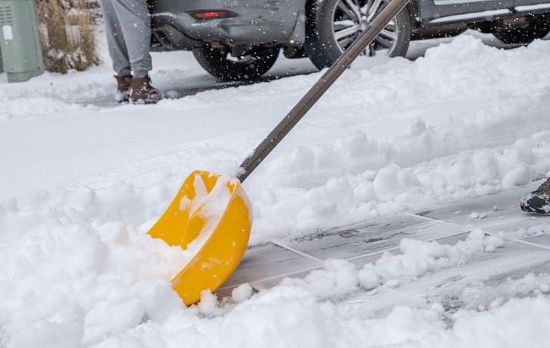 Localnicii dintr-o comună din Galați, beneficiari de ajutor social, au ieșit la deszăpezit, deși aveau zilele de muncă deja făcute
