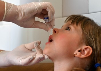 O asistentă administrează unui copil vaccinul polio într-o policlinică din Kiev, Ucraina, în august 2019. Foto: Profimedia