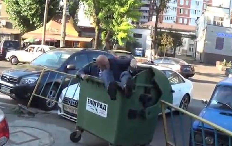 Funcţionar din UCRAINA, acuzat că ar fi FURAT BANII destinaţi COPIILOR refugiaţi, ARUNCAT LA COŞUL de GUNOI | VIDEO