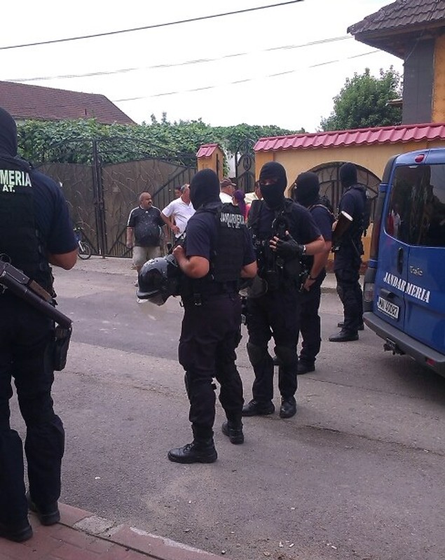 UPDATE | Evacuare cu scandal, la Târgu Jiu! Mascații au fost alungați cu blesteme din palatele țigănești