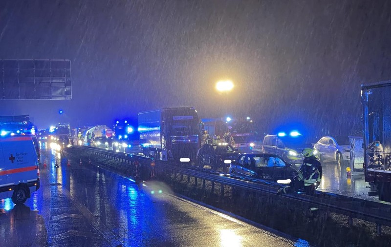 Un mort și mai mulți răniți, după un accident în lanț pe o autostradă din Germania, în care au fost implicate 15 mașini și un camion