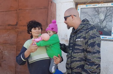 Un suporter stelist încearcă să o amuze pe bebe Paraschiva