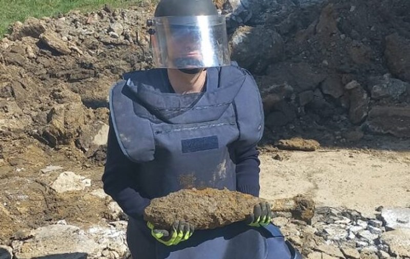O bombă de aruncător neexplodată, găsită de pompieri în curtea unei grădiniţe din Reşiţa