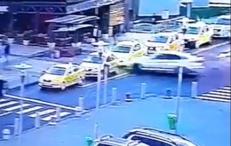 VIDEO | Imagini șocante surprinse lângă un mall din București. Un șofer a intrat în plin în două taxiuri parcate