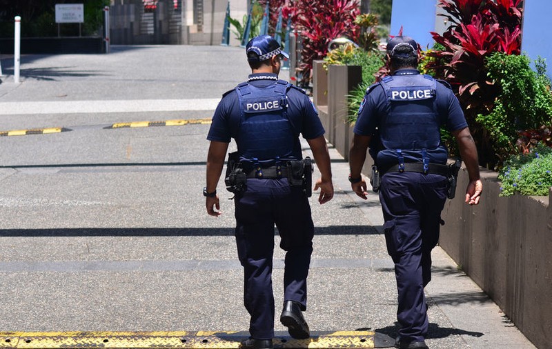 Poliția a fost alertată după ce un bărbat a fost auzit țipând "De ce nu mori?". Ofițerii au fost uimiți de ce au descoperit la fața locului