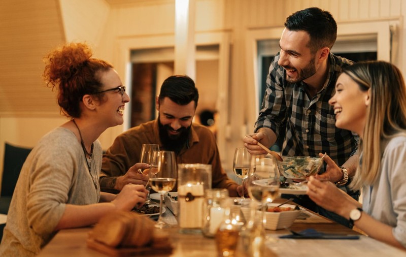 4 idei simple pentru a transforma o întâlnire cu prietenii într-o experiență specială