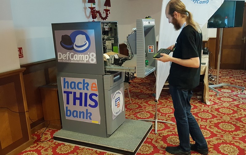REPORTAJ VIDEO | Au spart un bancomat într-un minut! Cei mai buni hackeri din lume sunt zilele acestea în Bucureşti