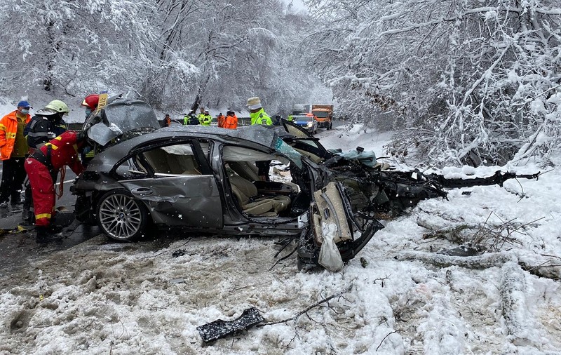 VIDEO / Trei bărbați morți în BMW-ul seria 7 cu volan pe dreapta, care a aruncat un TIR cu butelii de oxigen într-o râpă, pe DN 7