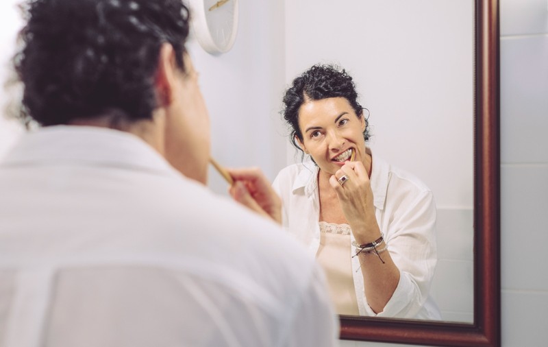 Menopauza îți schimbă zâmbetul? Ce trebuie să știi despre sănătatea orală după 40 ani