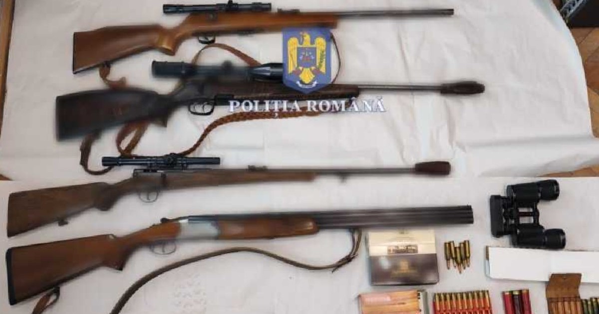 mai multe arme, puști, cartușe, pe un cearceaf alb