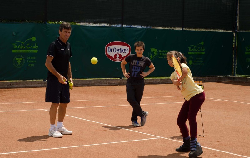 Iosif Rotariu a câștigat Cupa Presei la tenis, competiție caritabilă organizată pentru fiica sa la Curtea de Argeș. Kassandra s-a jucat cu racheta! ”M-am apucat în 1997, când am venit de la Steaua la Timișoara. De atunci a devenit o pasiune. Mă duceam la tenis la 9.00 și plecam acasă la ora 19.00!”