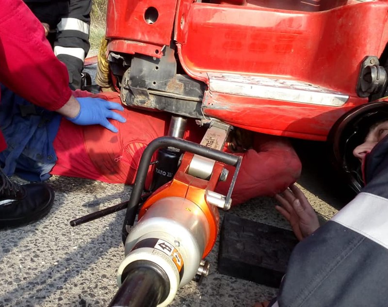 Șofer prins sub TIR-ul pe care îl repara, într-o parcare din Hunedoara. Operațiunea de salvare a fost una dificilă (FOTO)