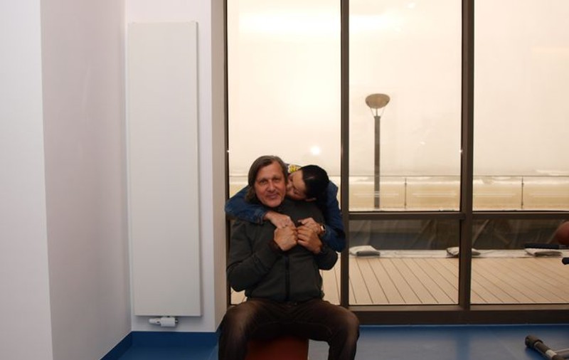 Exclusiv | Ilie Năstase și-a cumpărat mobilă colorată pentru apartamentul de la mare