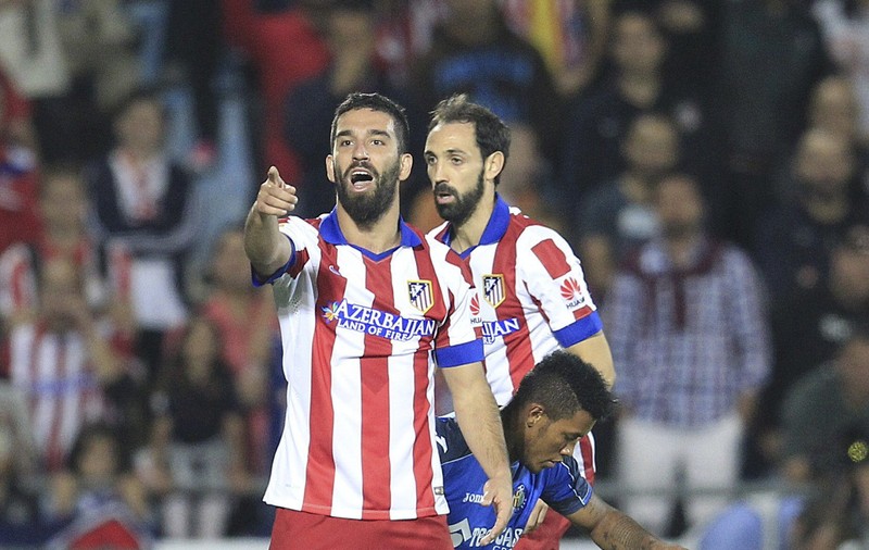 Arda Turan a vrut să-l lovească pe arbitru cu gheata în cap / VIDEO RAR