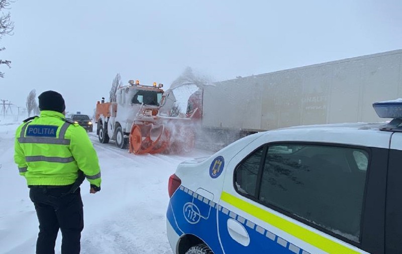 Șofer pe utilajul de deszăpezire, amendat pentru că n-a adaptat viteza la condițiile de trafic și era să calce un polițist, în Vaslui