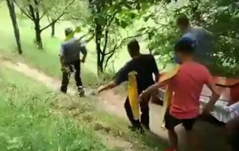 Ultimul drum al unor oameni, o adevărată aventură pentru familia îndoliată / VIDEO