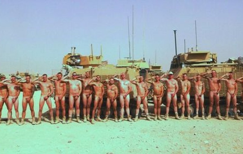NEBUNIE PE FACEBOOK. Sute de oameni GOI PUŞCĂ îl susţin pe PRINŢUL HARRY. Vezi FOTOGRAFIILE UIMITOARE! | FOTO