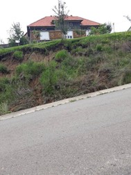 Casa localnicului este în pericol să cadă odată cu dealul