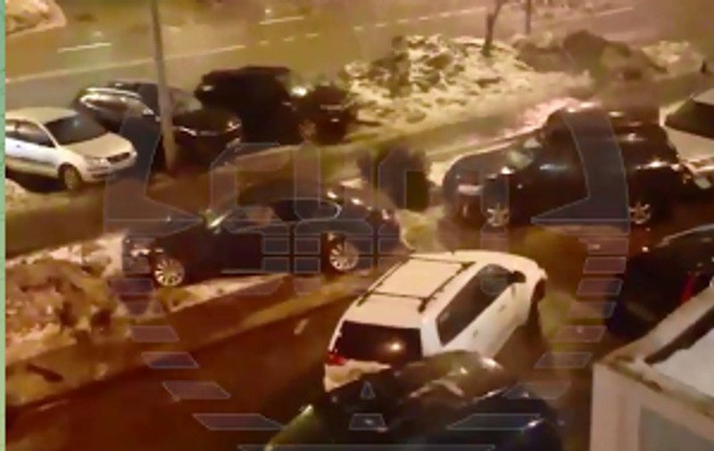 Un șofer a lovit 13 mașini când încerca să iasă dintr-o parcare, la Moscova | VIDEO