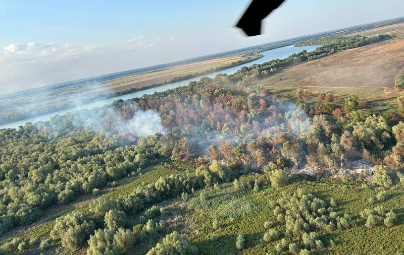 Ard 6 hectare de vegetație uscată în Chilia Veche, Tulcea. Intervine un elicopter Black Hawk