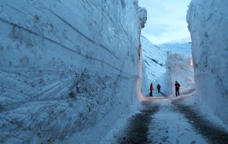 Imagini spectaculoase în Alpi cu ziduri de zăpadă de peste 7 metri