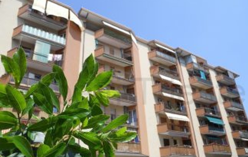 Un român din Roma a aruncat un frigider de la etajul 5! Nici televizorul n-a scăpat