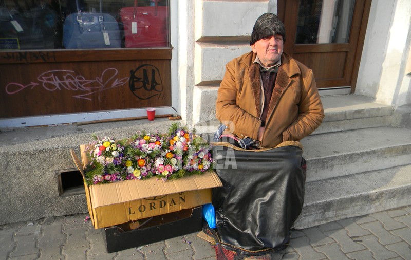 Chinul unui pensionar din Cluj. La aproape 80 de ani, vinde flori în centrul orașului ca să supraviețuiască