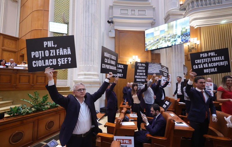 USR a atacat la CCR măsurile fiscale pentru care premierul Ciolacu şi-a asumat răspunderea în Parlament. Au semnat și doi deputați PNL