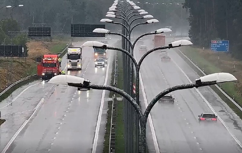 Țara europeană unde avertizările Waze apar pe autostrăzi: șoferii văd acum alertele direct pe panouri