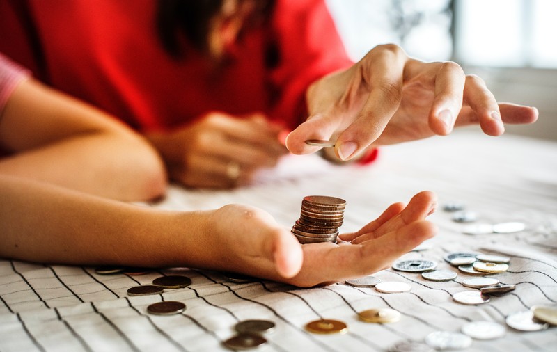 Primele semne ale unei noi crize economice mondiale. Sfaturi de la specialiști: ”Reduceți cheltuielile inutile și puneți bani deoparte!”