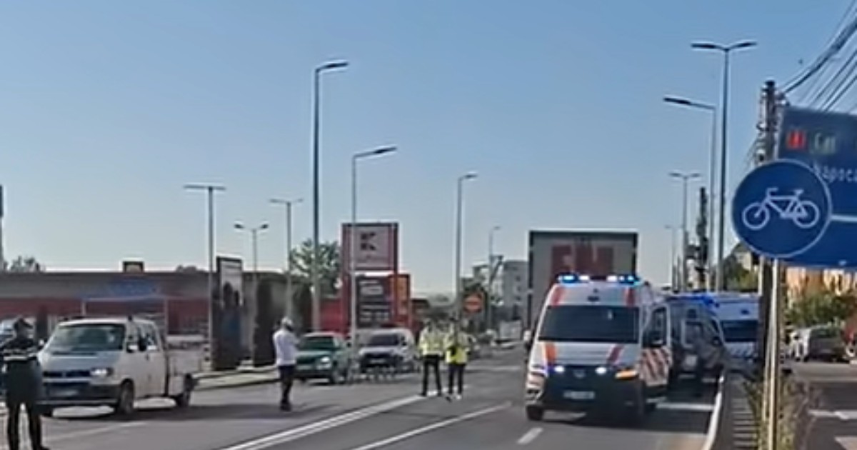 În imagine se observă o intervenție a echipajelor de urgență, cu mai multe ambulanțe și polițiști care au blocat circulația pe un bulevard. Traficul este restricționat în zona incidentului, în timp ce autoritățile gestionează situația.