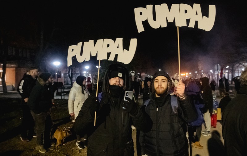 Cum protestează studenții sârbi prin marș și de ce strigă numele Laurei Kovesi