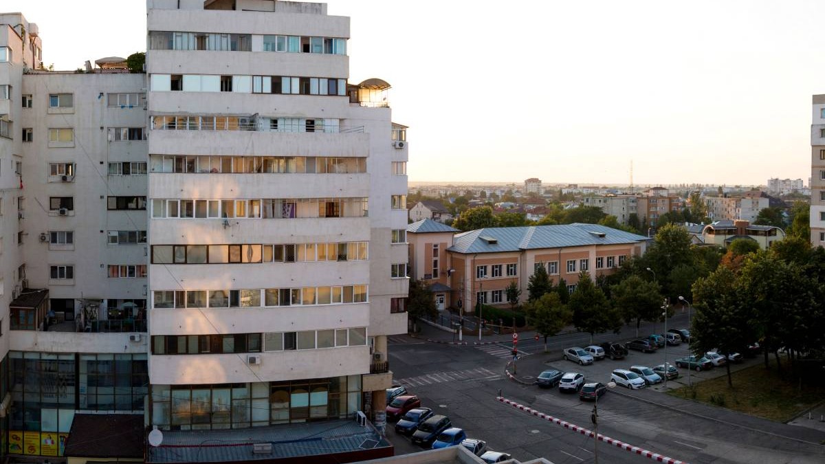 O parcare din centrul orașului Buzău, aflată lângă blocuri, se văd mai multe mașini care ocupă locuri