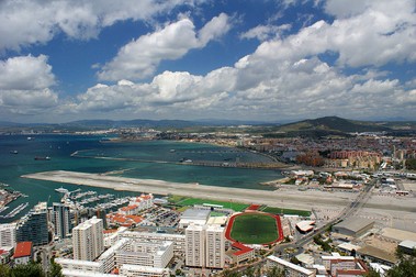 În Gibraltar, pista aeroportului și bulevardul principal se intersectează/ Wikipedia)