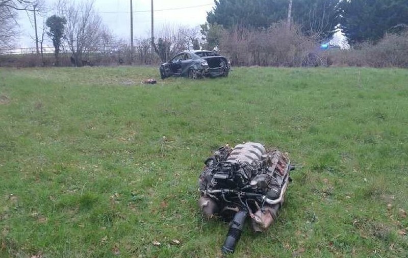 Un șofer a intrat cu 290 km/h într-un stâlp și a scăpat miraculos cu viață. Motorul mașinii a fost proiectat la câțiva metri distanță