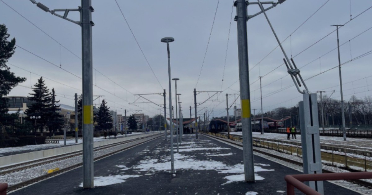 O gară în care sunt amplasați stâlpi în calea călătorilor.