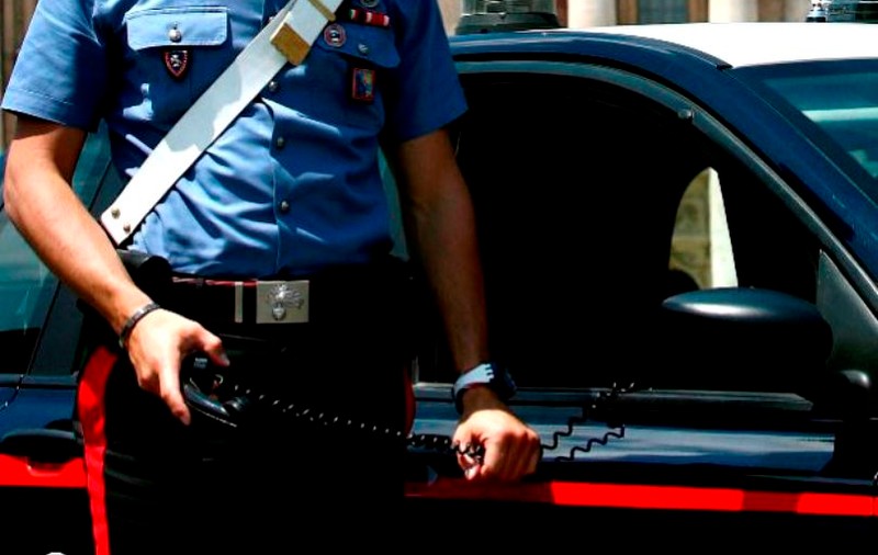 Un român a sechestrat șase luni o femeie în Italia. La ce orori a supus-o