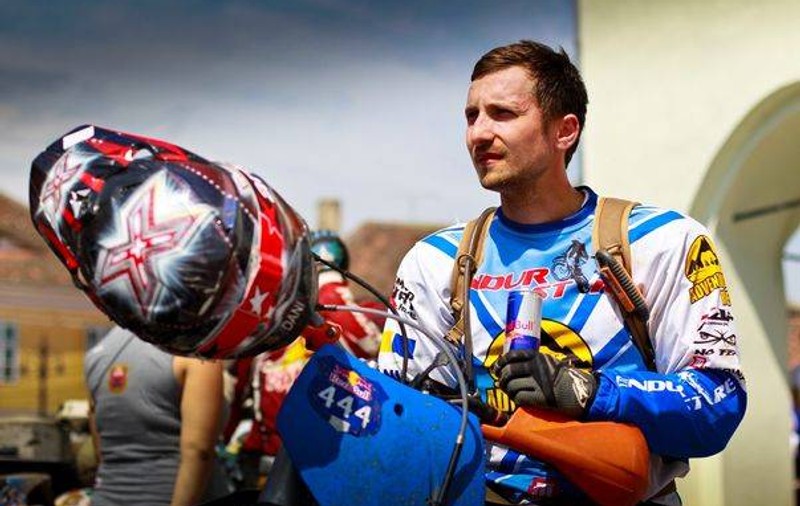 EXCLUSIV / Dani Oţil a făcut spectacol cu motorul, în parc. Vezi cine i-a fost "copilot"
