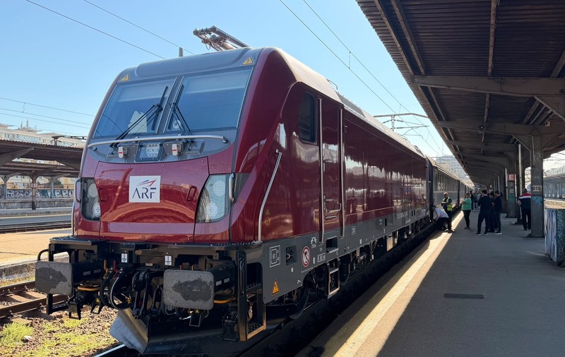 Locomotivă Alstom Traxx aflată în stație