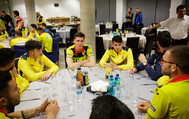 Juniorii U19 au fost încurajați de naționala mare înainte de Turul de Elită | VIDEO