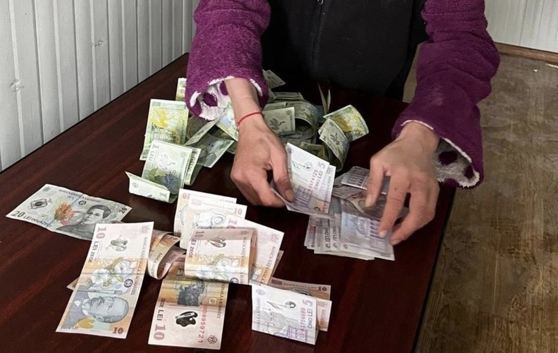 O femeie a câștigat 300 de lei într-o oră pe Pasajul Basarab din București: „Milă pe bani mulți!”