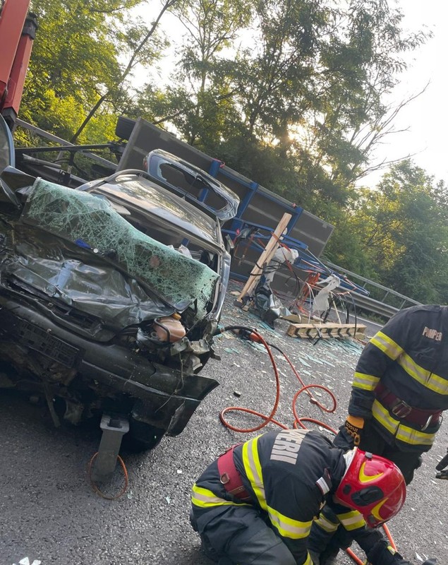 O mașină a fost spulberată de un TIR, pe Dealul Negru. Şoferul autoturismului a murit pe loc, un rănit a fost dus la spital