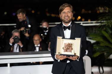 După cinci de la marele premiu la Cannes, Ruben Östlund obține din nou trofeul Foto: Hepta
