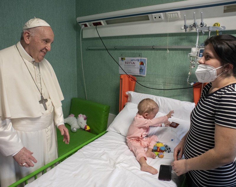 Papa Francisc, în vizită la copiii ucraineni tratați la un spital din Roma