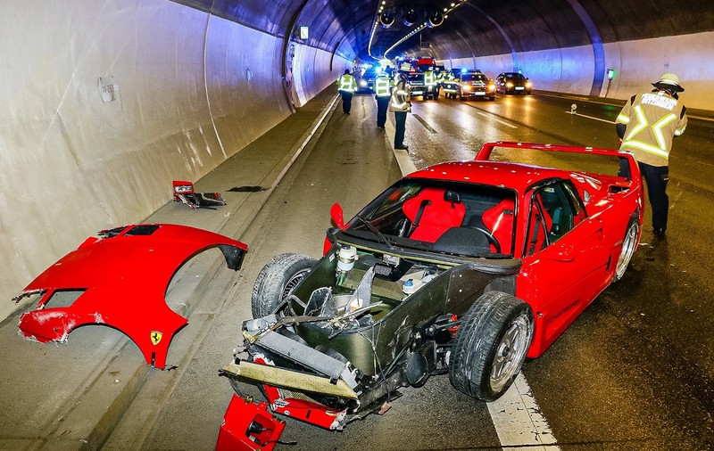 Un Ferrari rar de 3 milioane de euro a fost distrus de un angajat al unui dealer de mașini de lux, în drum spre o expoziție, în Germania