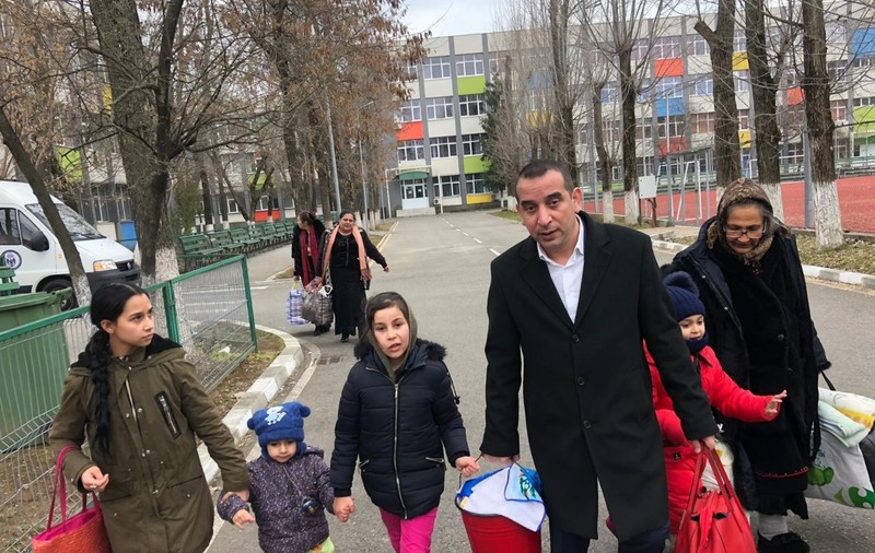Partida Romilor Pro-Europa: Peste 20 de refugiaţi romi din Ucraina, dintre care 13 copii, cazaţi la Bucureşti